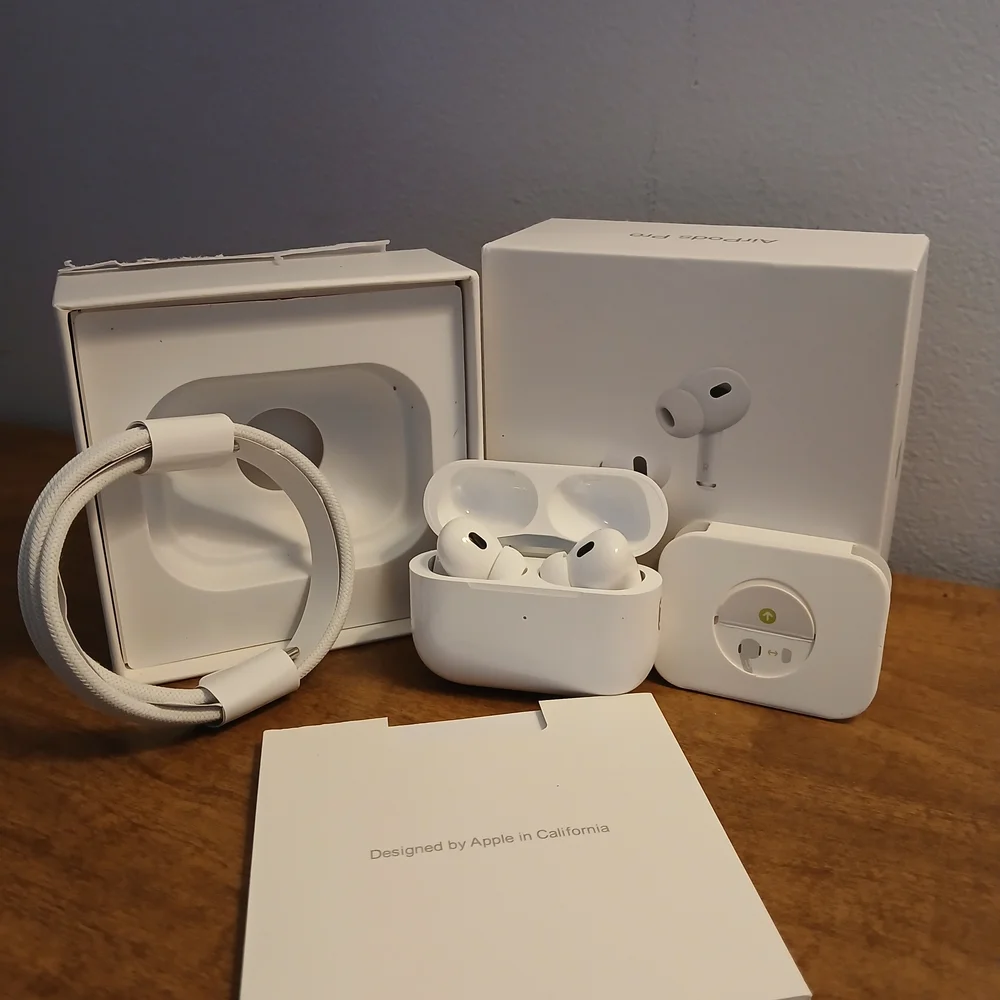 Apple White Wireless Earbuds with Charging Case